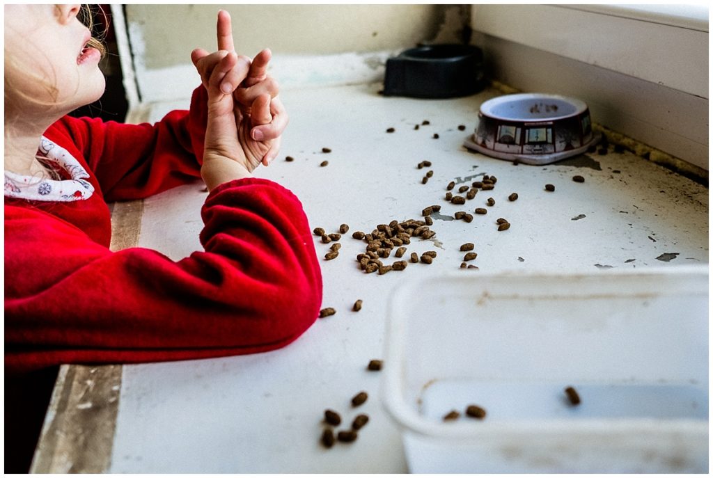 enfant qui fait une betise