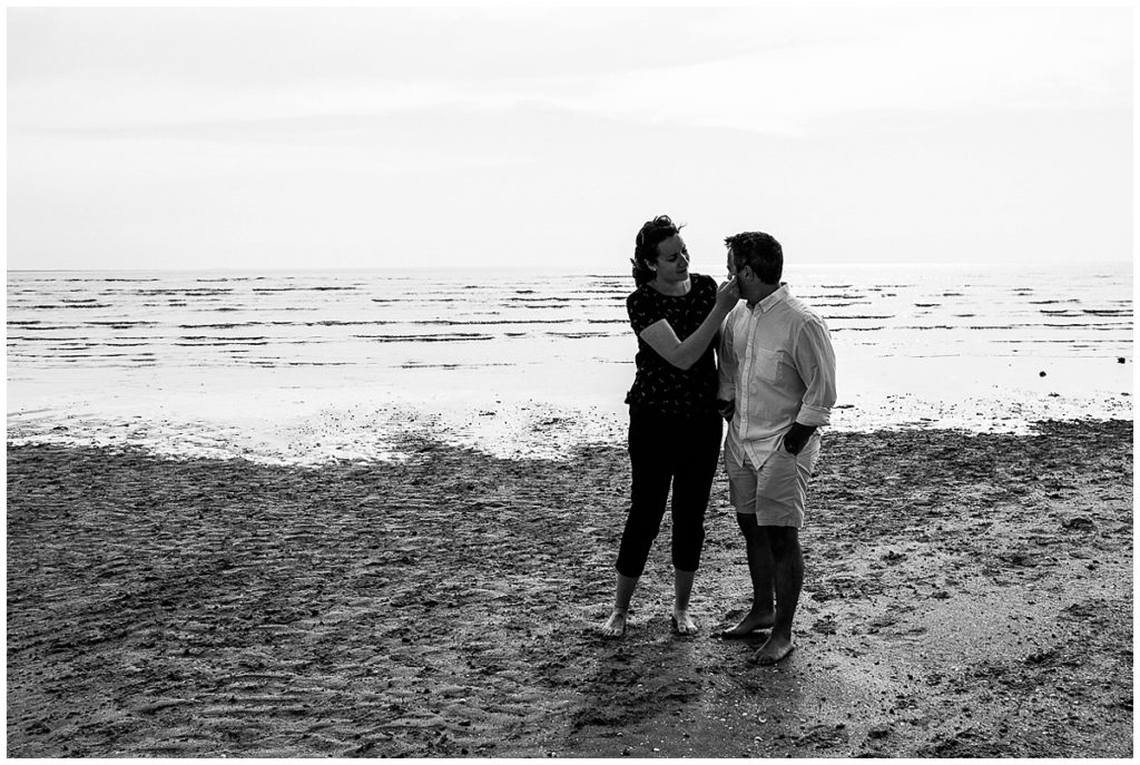 Photos de couple dans la baie du Mont Saint Michel, photographiées par audrey guyon