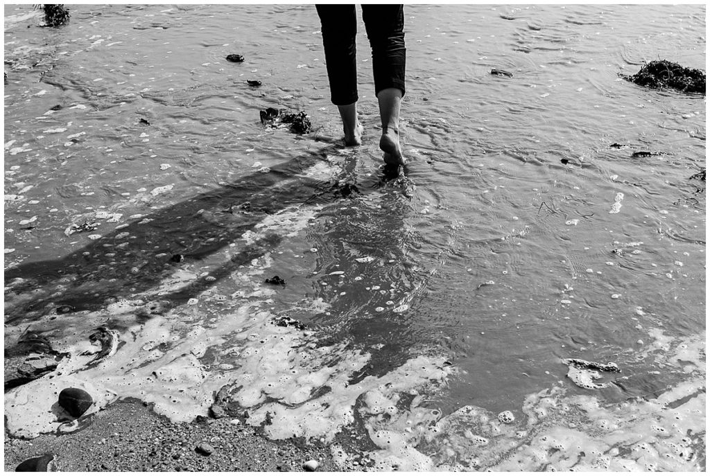 Photos de couple dans la baie du Mont Saint Michel par audrey guyon, photographe professionnelle en normandie