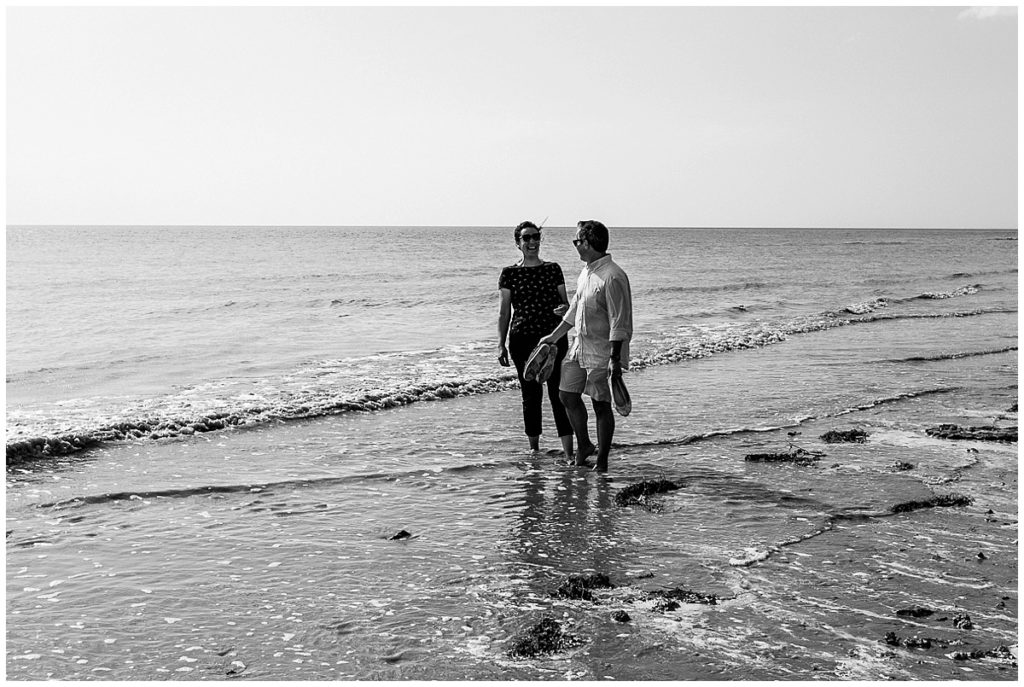 Photos de couple dans la baie du Mont Saint Michel, audrey guyon, photographe couple normandie