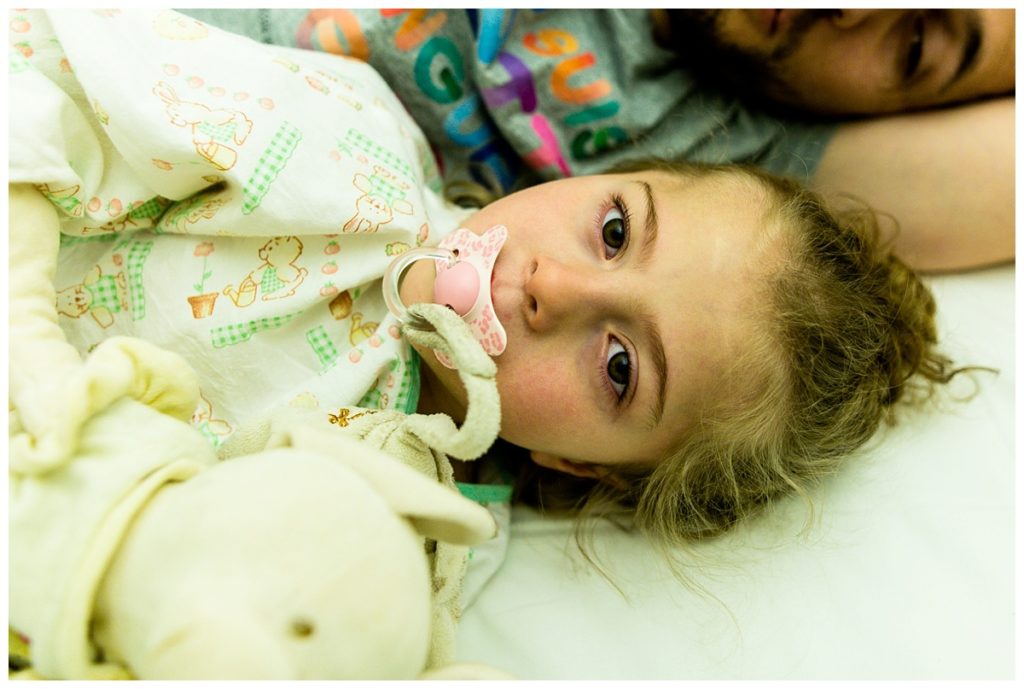 photographier le handicap au quotidien - photographe handicap normandie - audrey guyon atteinte du syndrome de rett, à l'hôpital de caen