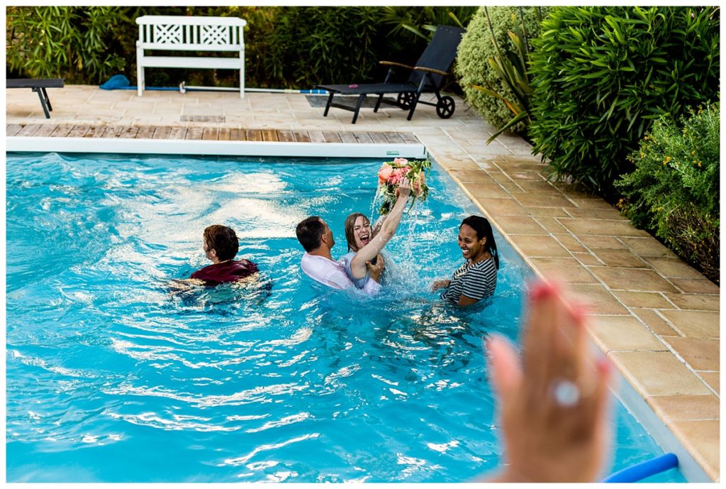 lance de bouquet dans une piscine