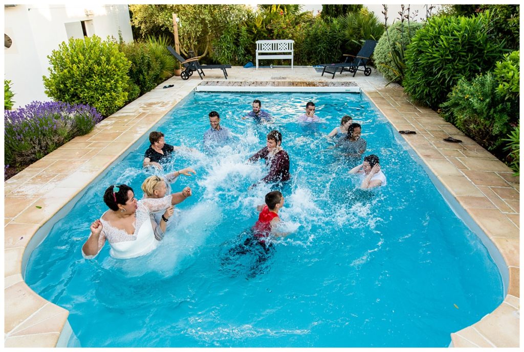 photo de groupe mariage dans une piscine