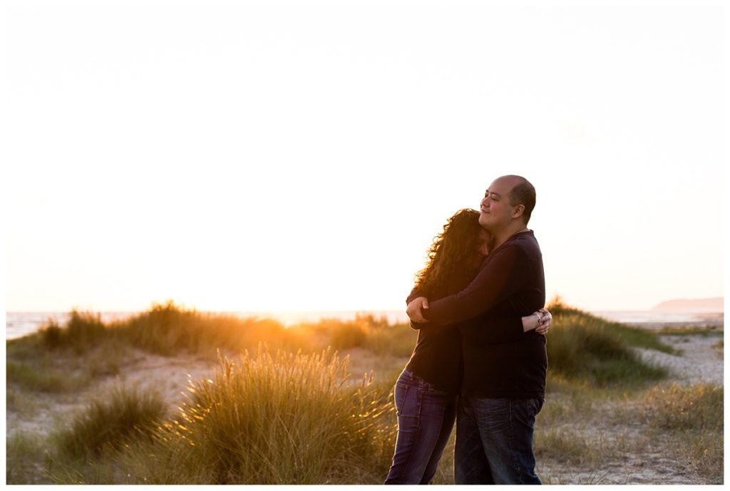 photos de couple dans la baie du mont saint michel à la golden hour, par audrey guyon photographe professionnelle en normandie