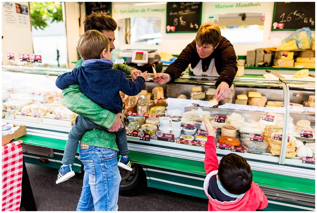 sur le marche avec ses enfants