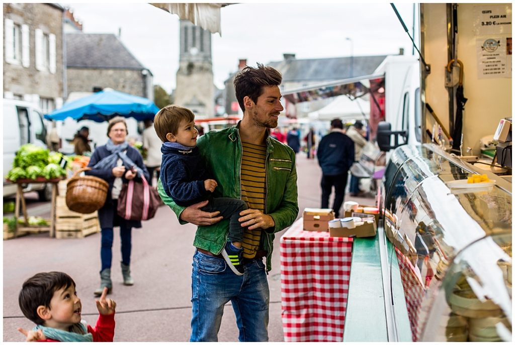 sur le marche avec ses enfants