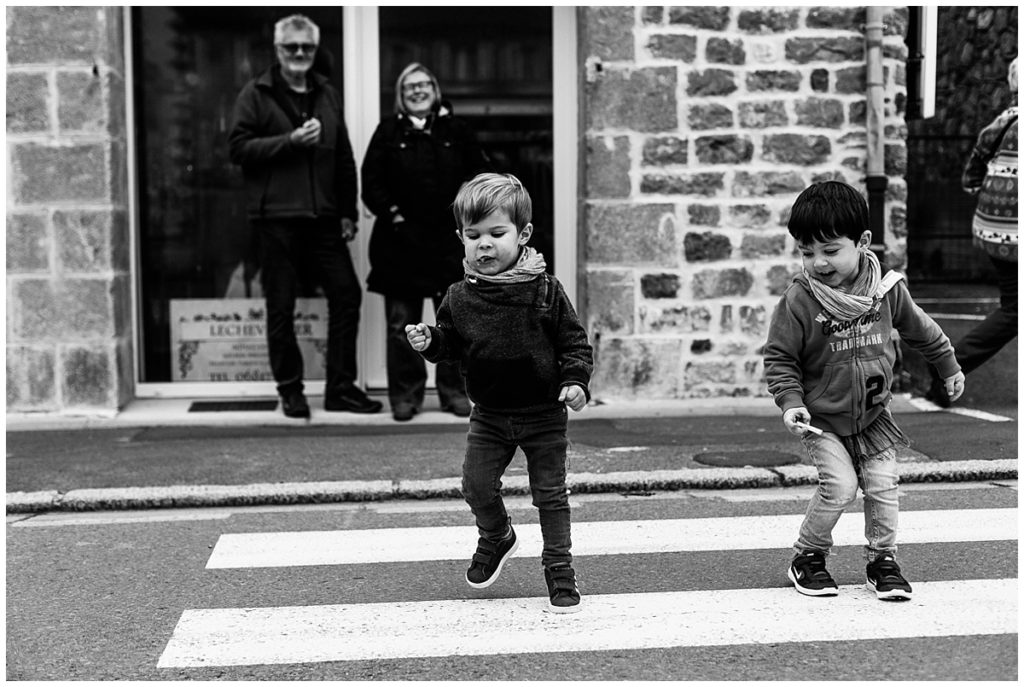 jouer avec son frere