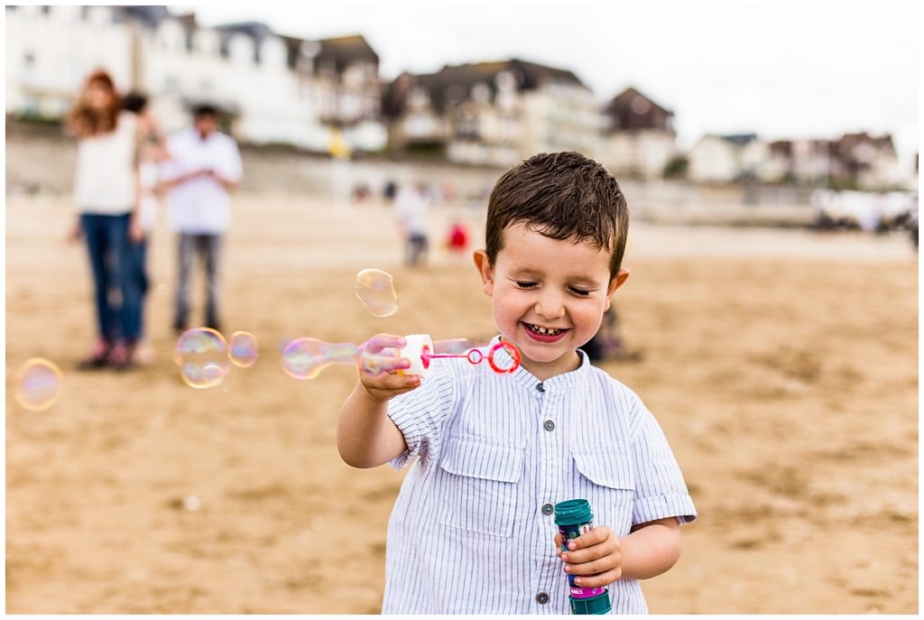 enfant qui fait des bulles