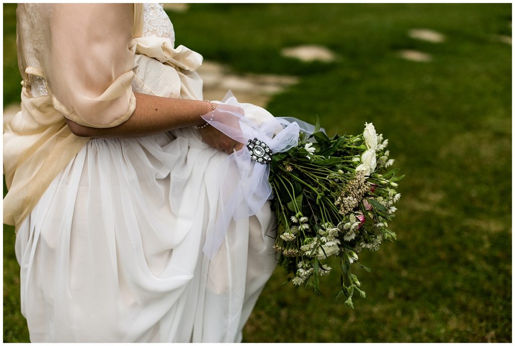 bouquet de mariee au champ delaunay. Photo par audrey guyon, photographe mariage calvados