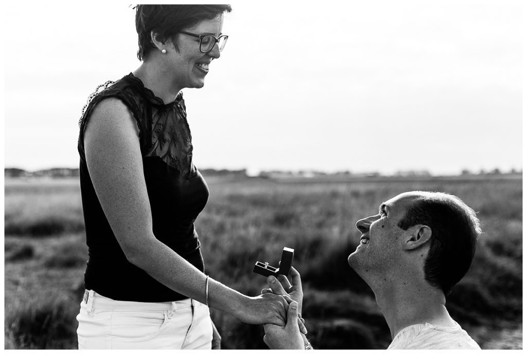 découvrez le reportage photo d'audrey guyon de la demande en mariage de julien dans la baie du mont saint michel