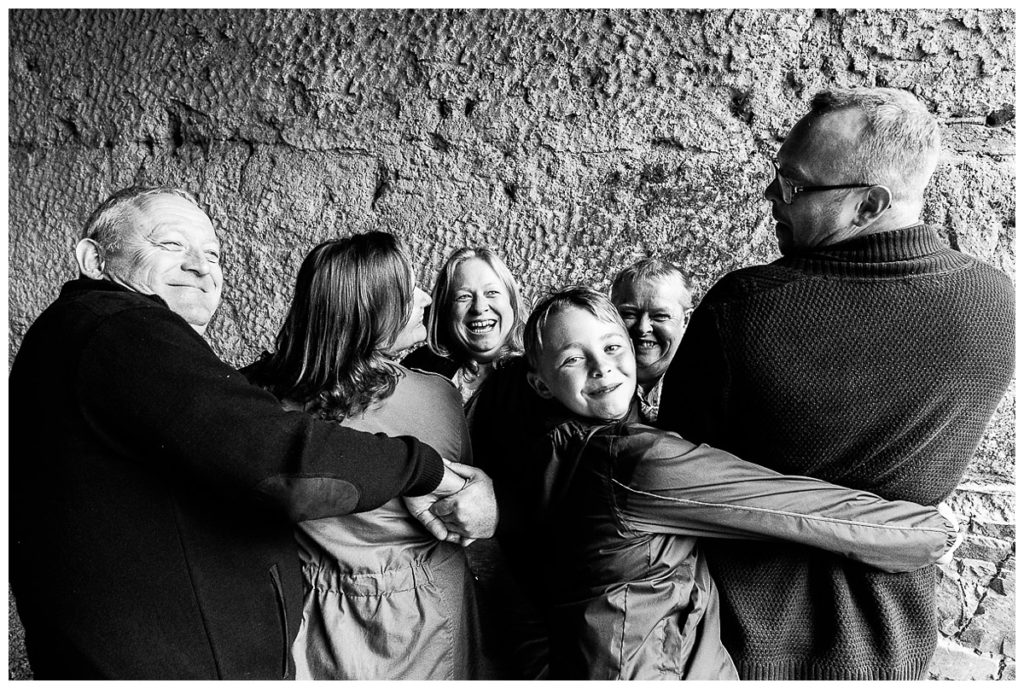 seance famille sous la pluie, photographe famille manche, photographe famille normandie, audrey guyon, photographe emotions, family photographer, photographe interprete, photos de famille, souvenir en famille, photographe lifestyle