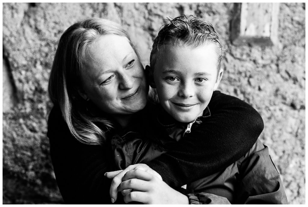 seance famille sous la pluie, photographe famille manche, photographe famille normandie, audrey guyon, photographe emotions, family photographer, photographe interprete, photos de famille, souvenir en famille, photographe lifestyle