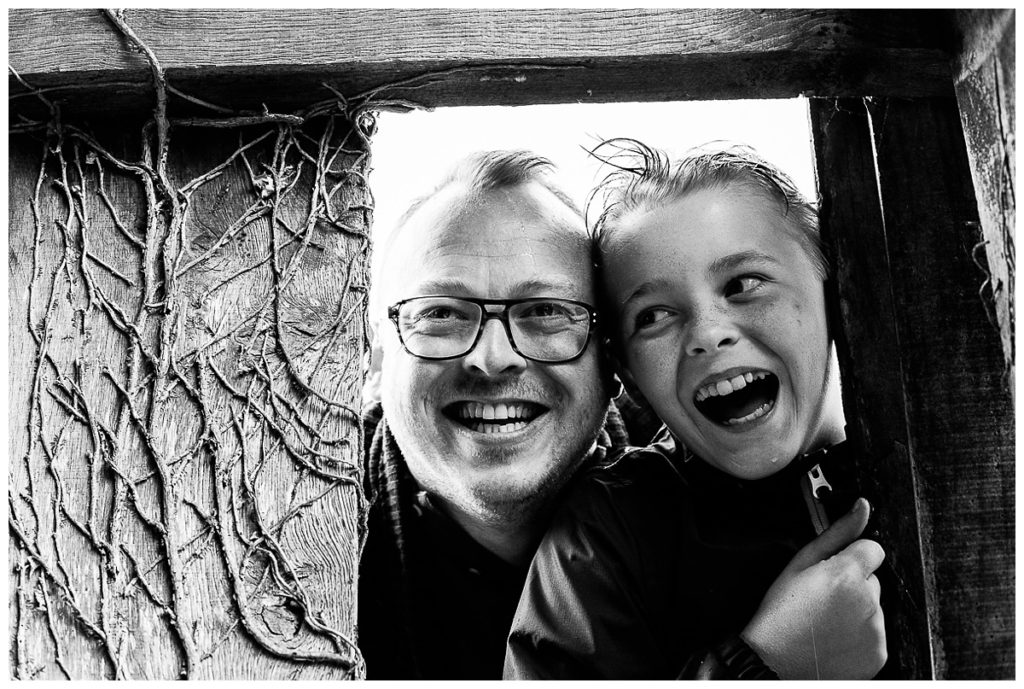 seance famille sous la pluie, photographe famille manche, photographe famille normandie, audrey guyon, photographe emotions, family photographer, photographe interprete, photos de famille, souvenir en famille, photographe lifestyle