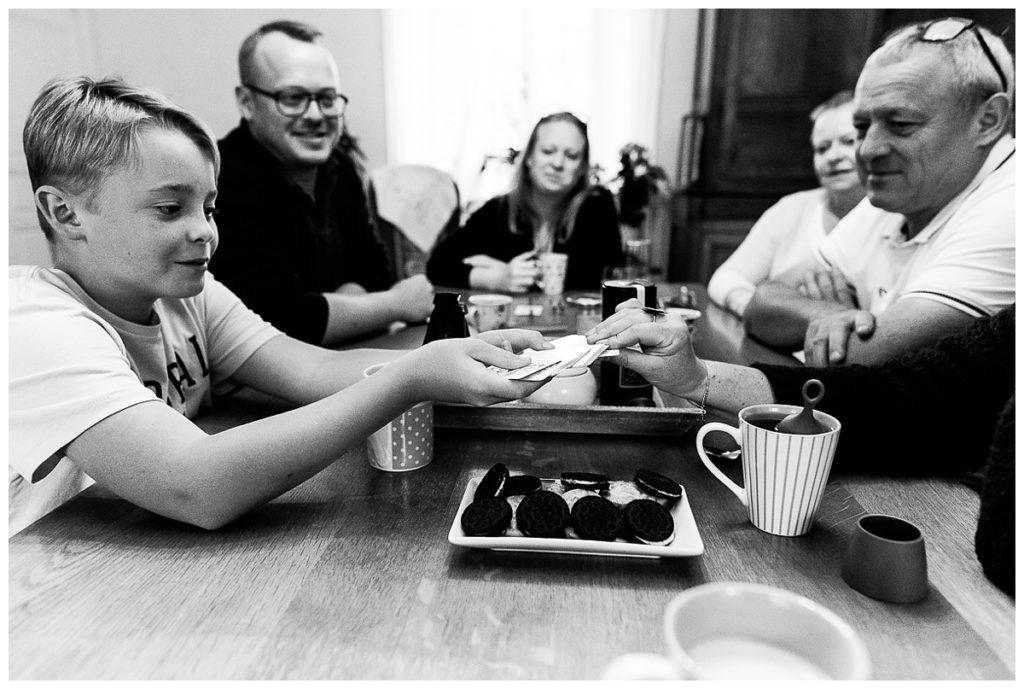 seance famille sous la pluie, photographe famille manche, photographe famille normandie, audrey guyon, photographe emotions, family photographer, photographe interprete, photos de famille, souvenir en famille, photographe lifestyle