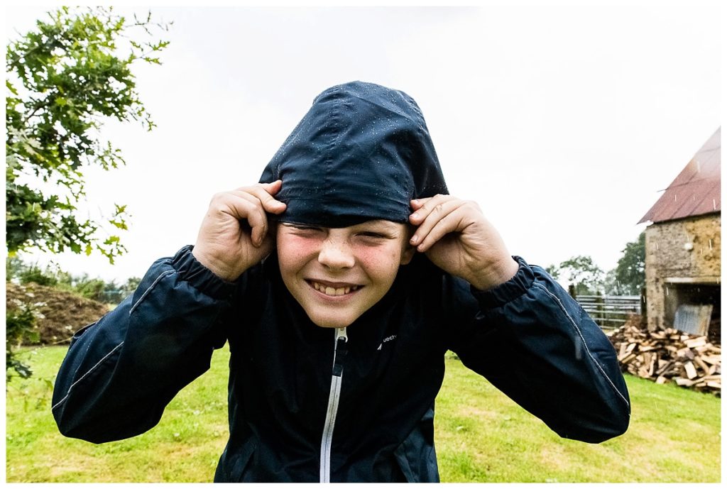 seance famille sous la pluie, photographe famille manche, photographe famille normandie, audrey guyon, photographe emotions, family photographer, photographe interprete, photos de famille, souvenir en famille, photographe lifestyle