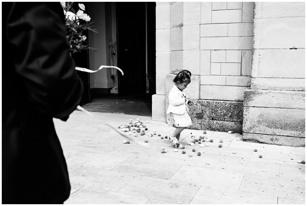 petite fille qui ramasse les pompons