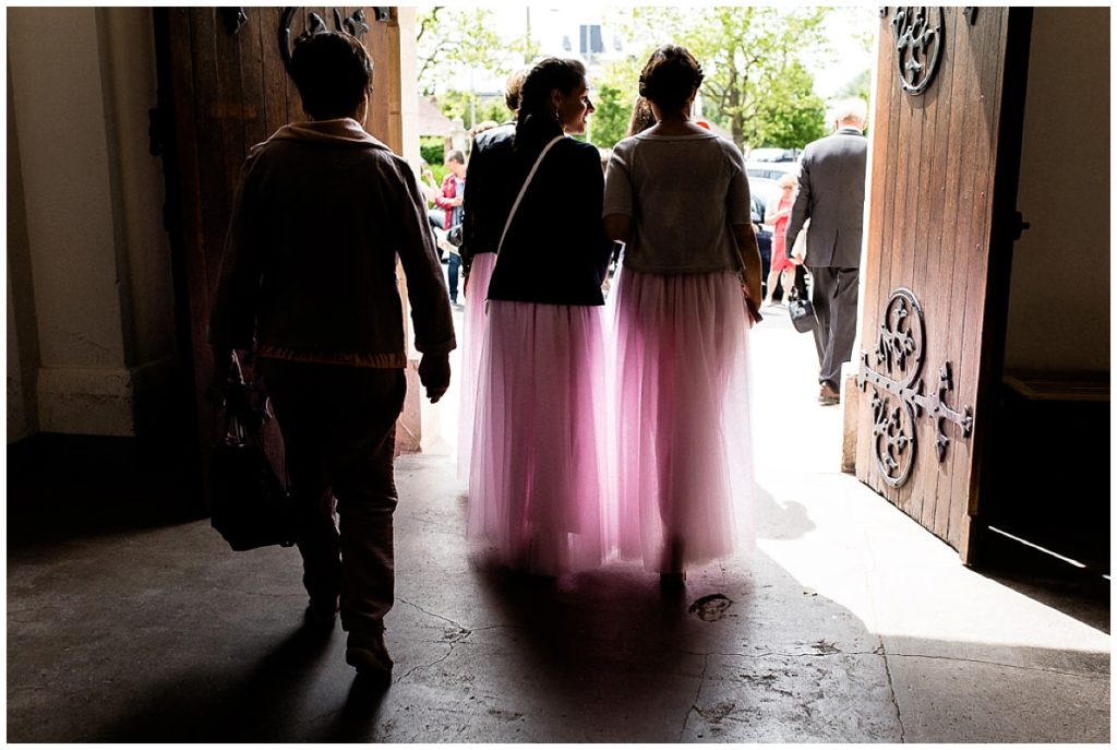 demoiselles d'honneur qui sortent de l'église