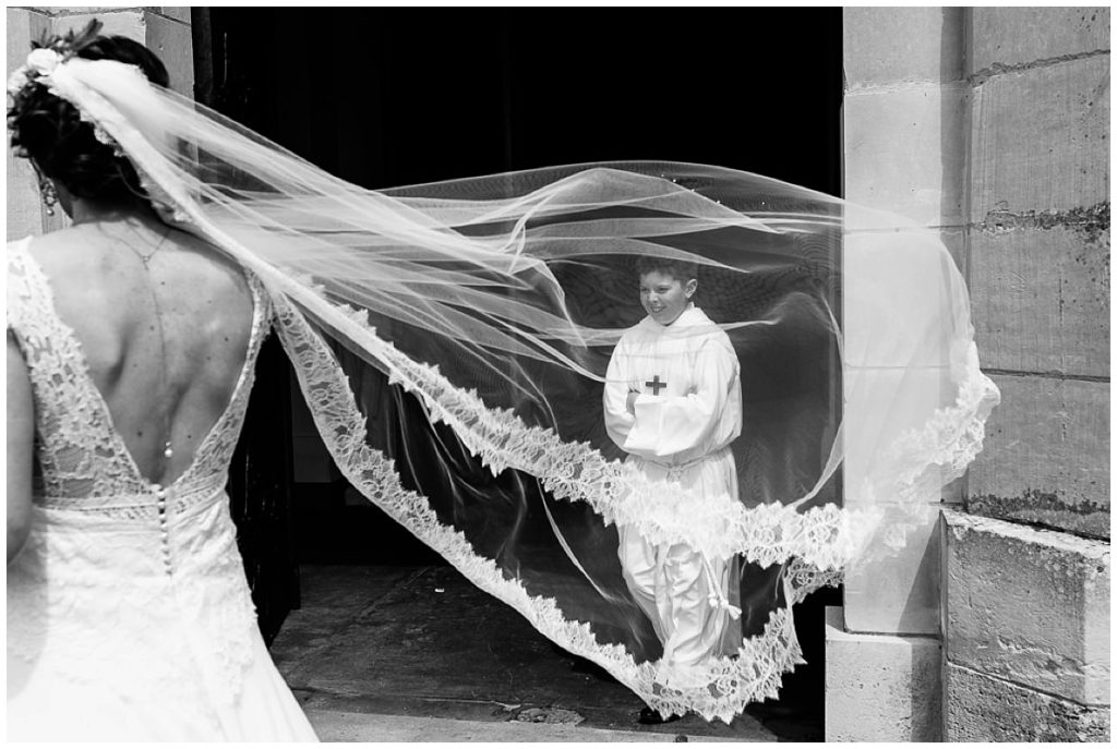 enfant de choeur dans le voile de la mariée