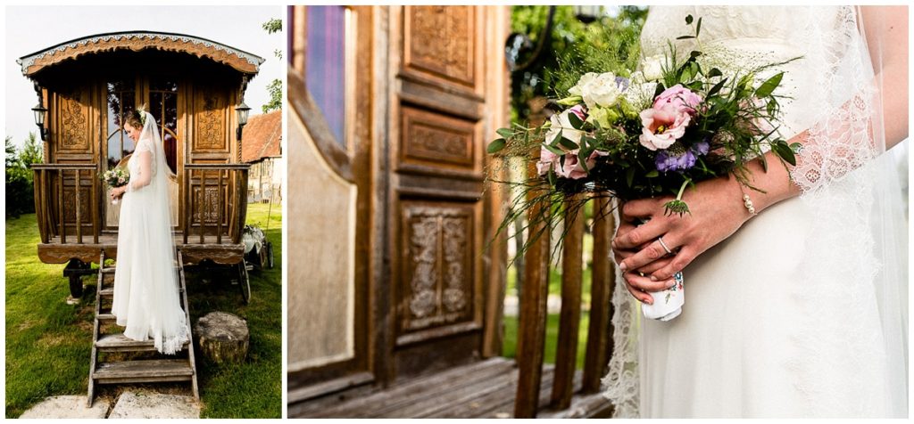 mariée devant une roulotte, mariage champêtre au champ delaunay