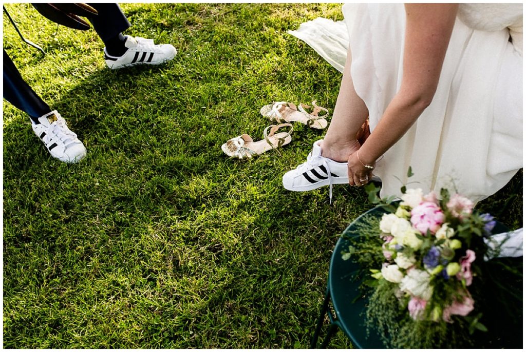 mariés qui changent de chaussures, mariage champêtre au champ delaunay