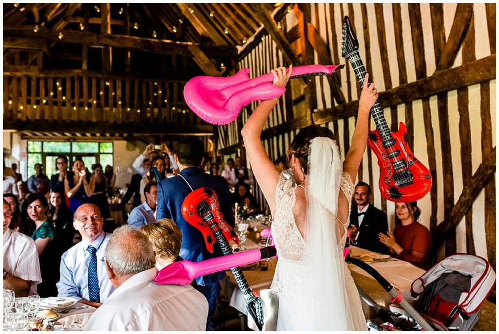 mariée air guitar, mariage champetre champ delaunay