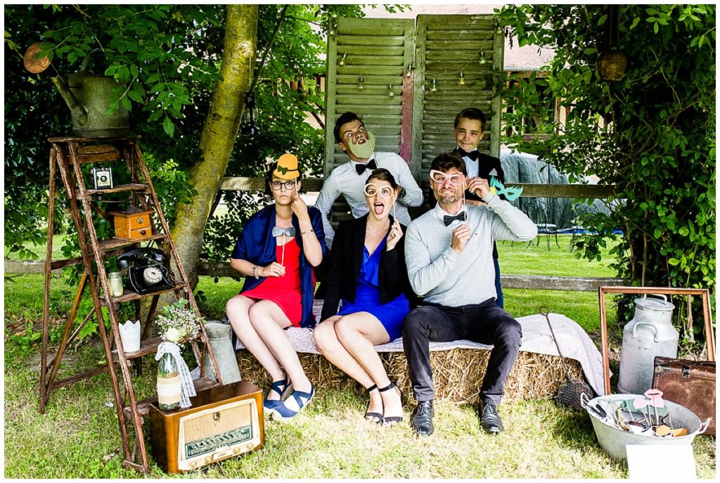 photo de groupe au Photo Booth, mariage champêtre au champ delaunay