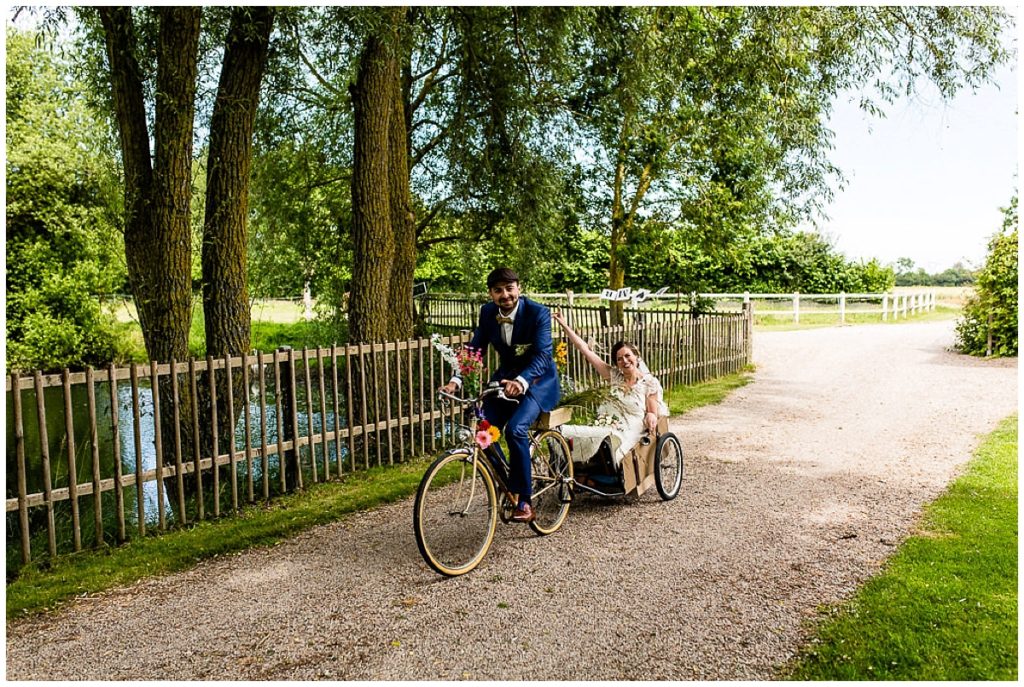 arrivée des mariés à vélo, mariage champêtre au champ delaunay