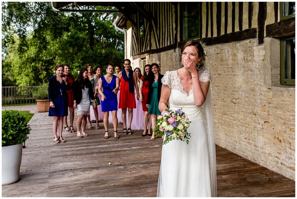 mariage champêtre au champ delaunay, mariée qui rigole en lançant son bouquet