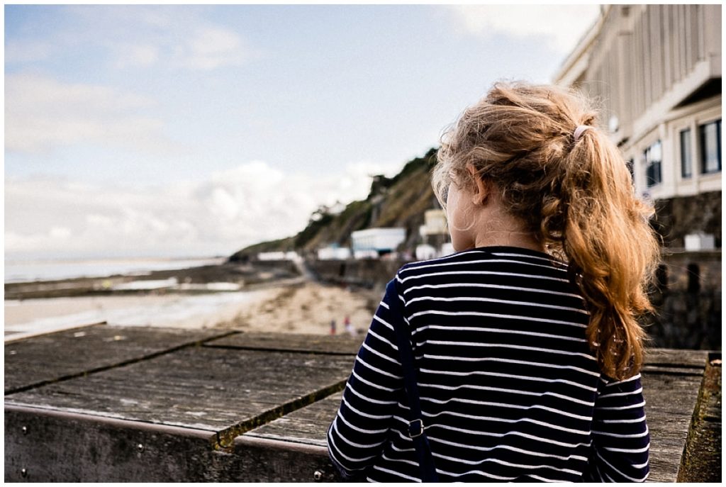 petite fille qui regarde vers la mer