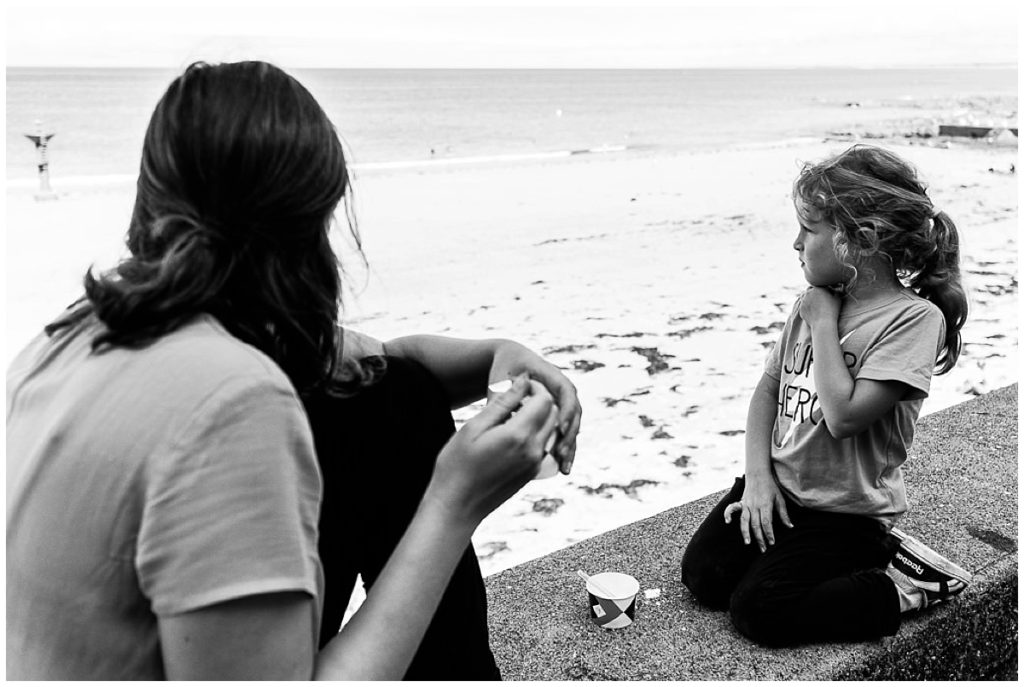 mere et fille qui regardent la mer