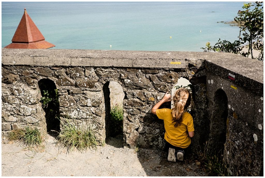 petite fille qui regarde vers la mer