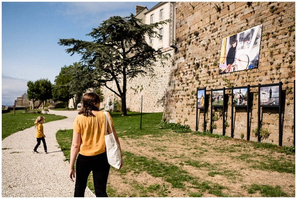 petite fille et sa maman qui regardent une expo photo