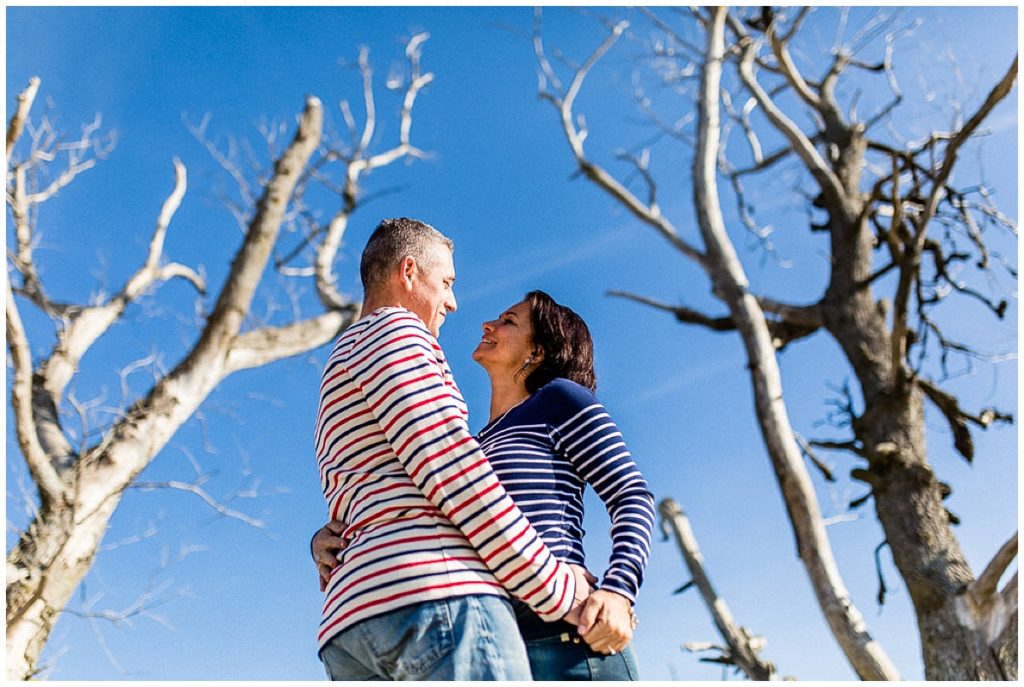 couple enlacé entre deux arbres