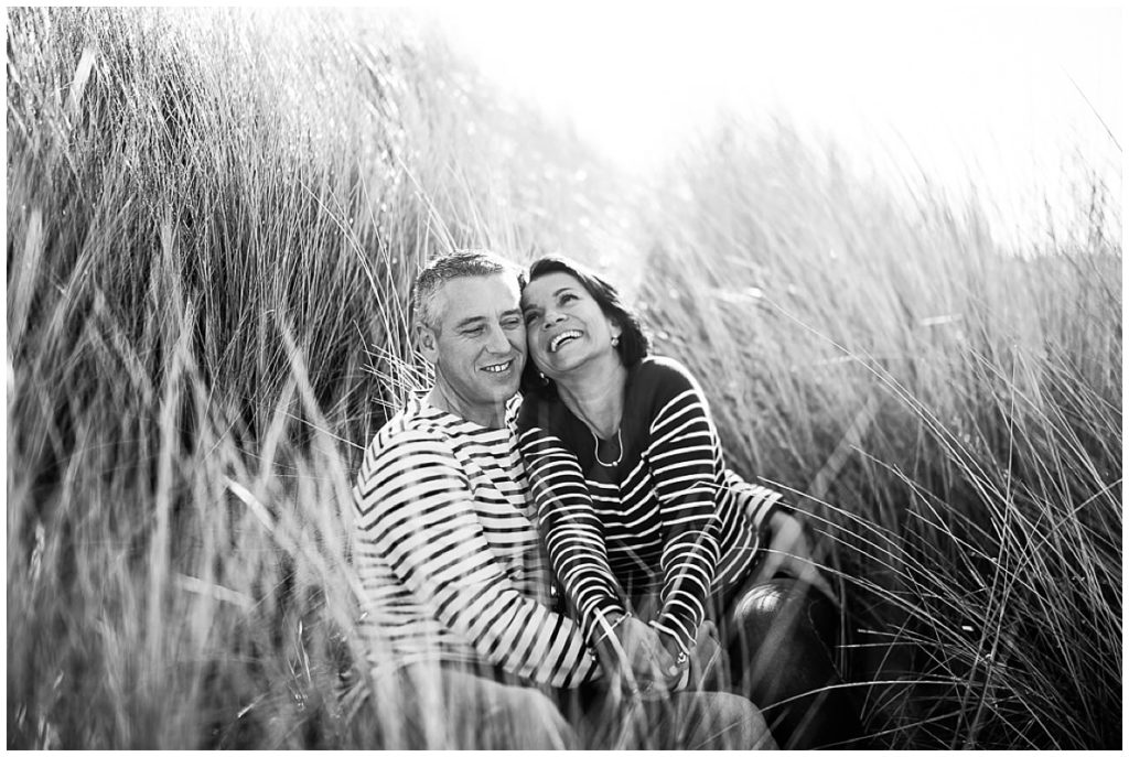 couple qui rit dans la baie du mont saint michel