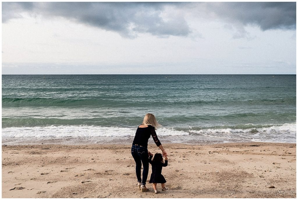 petite fille et sa maman devant la mer