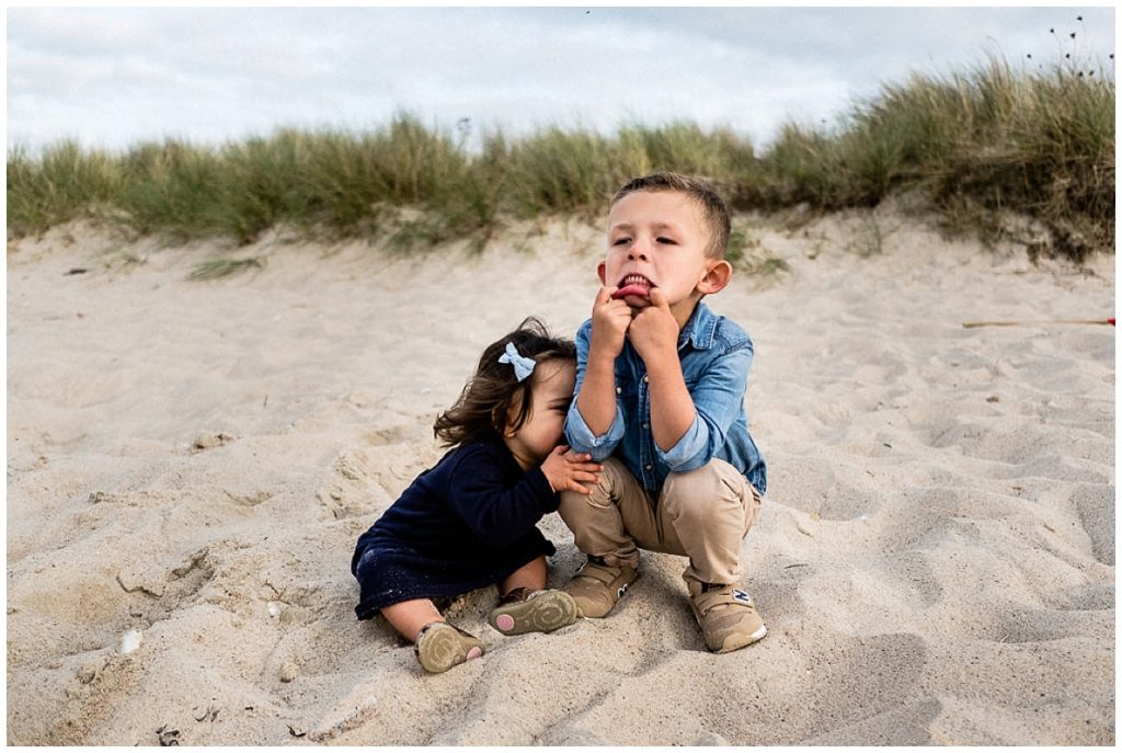 câlin frère soeur sur la plage