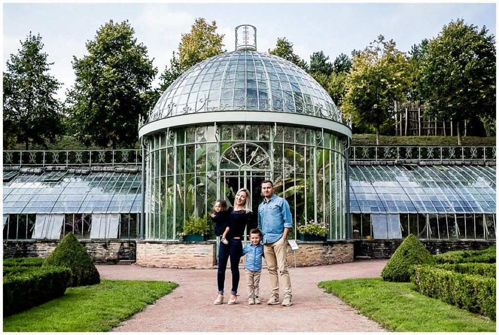 famille devant verrière chateau des ravalet