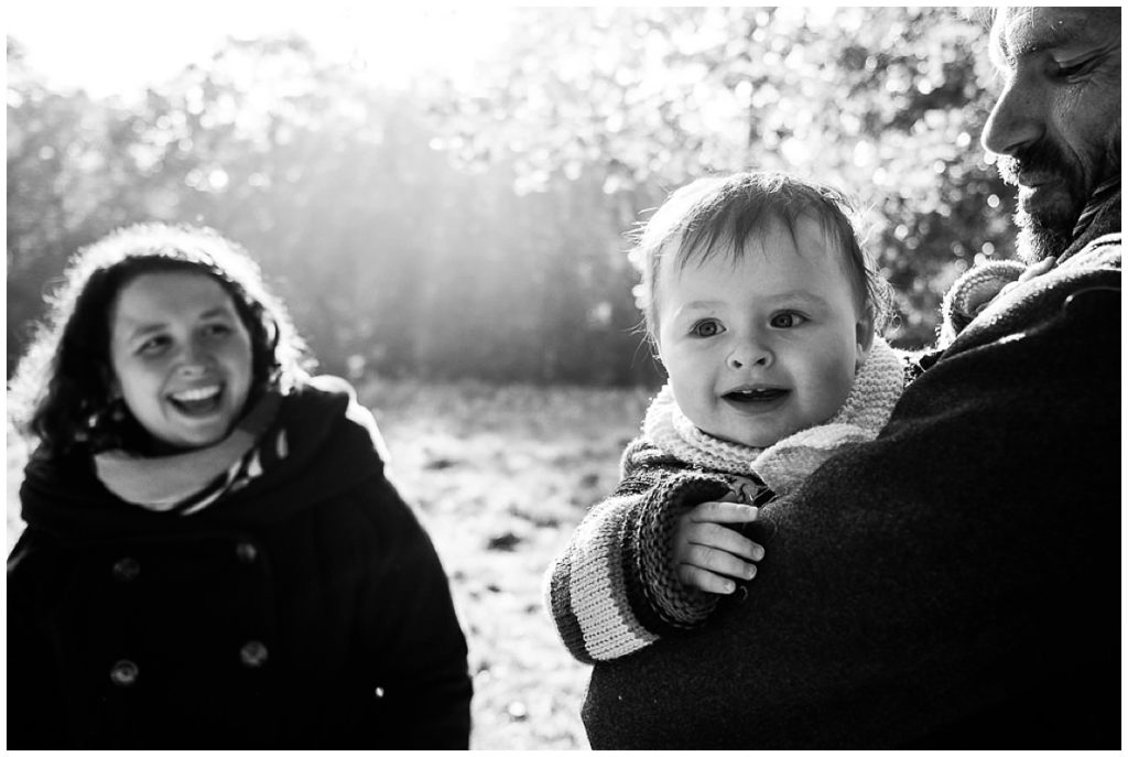 maman qui regarde son bébé en souriant