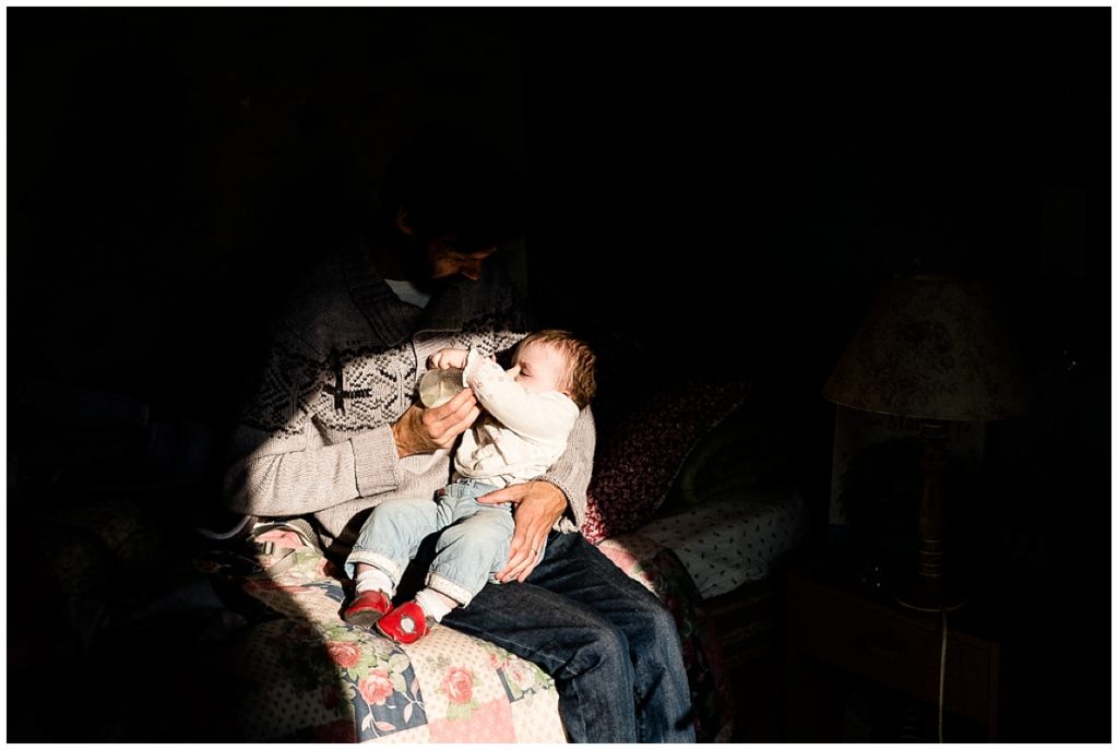 papa qui donne le biberon à son bébé, photographe du quotidien en normandie audrey guyon