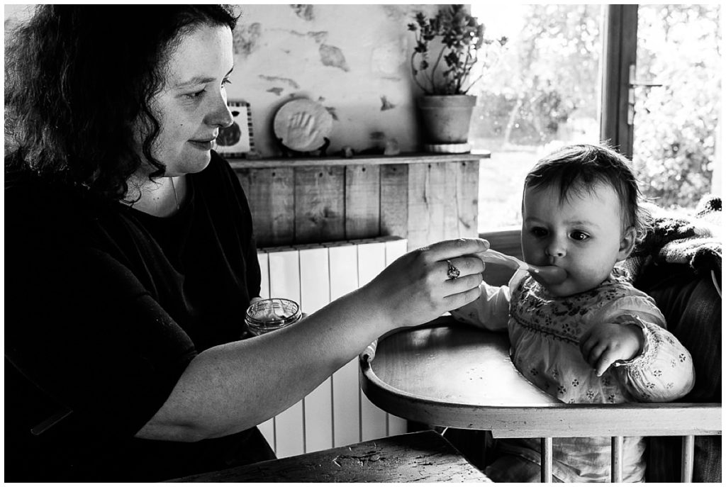 maman qui donne le gouter à son bébé