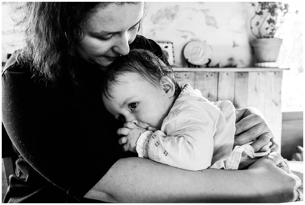 bébé qui fait un câlin à sa maman, reportage du quotidien en normandie