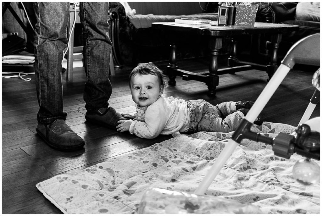 bébé qui joue avec les pieds de son papa