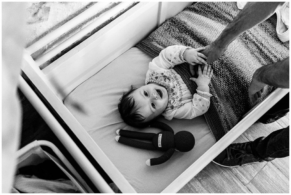 bébé dans son lit pour la sieste reportage du quotidien