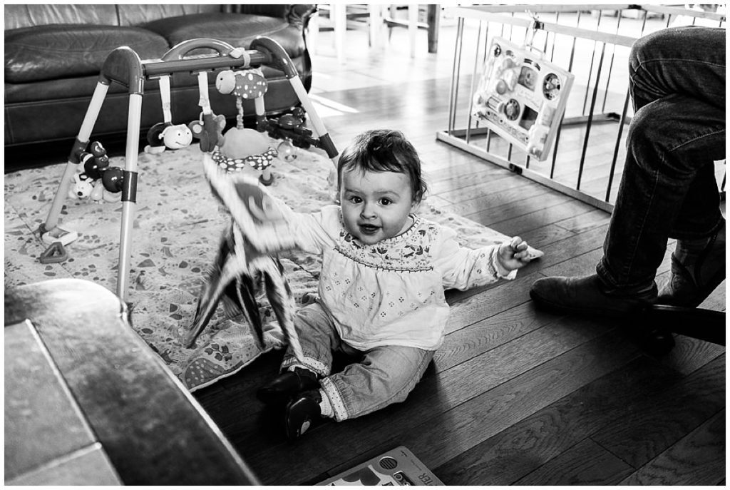 bébé qui joue avec son livre audrey guyon photographe du quotidien