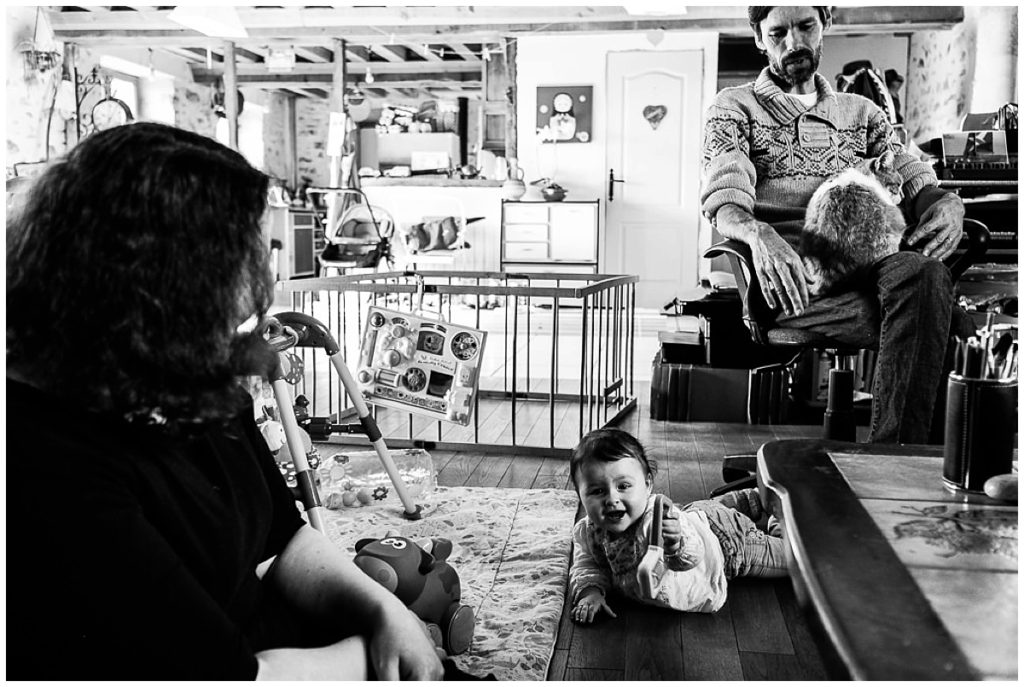 photo de famille dans le salon reportage du quotidien