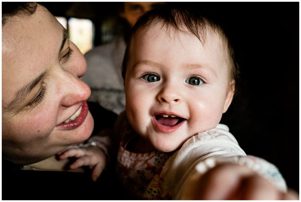 un bébé et sa maman qui sourient