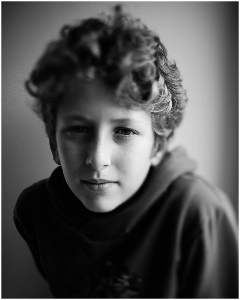 photographier l'humain, portrait d'un jeune garçon en noir et blanc, audrey guyon photographe