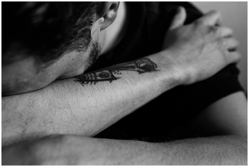 photographier l'humain, homme qui met la tête dans son bras