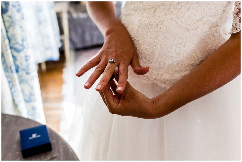 mariée qui met sa bague de fiançailles