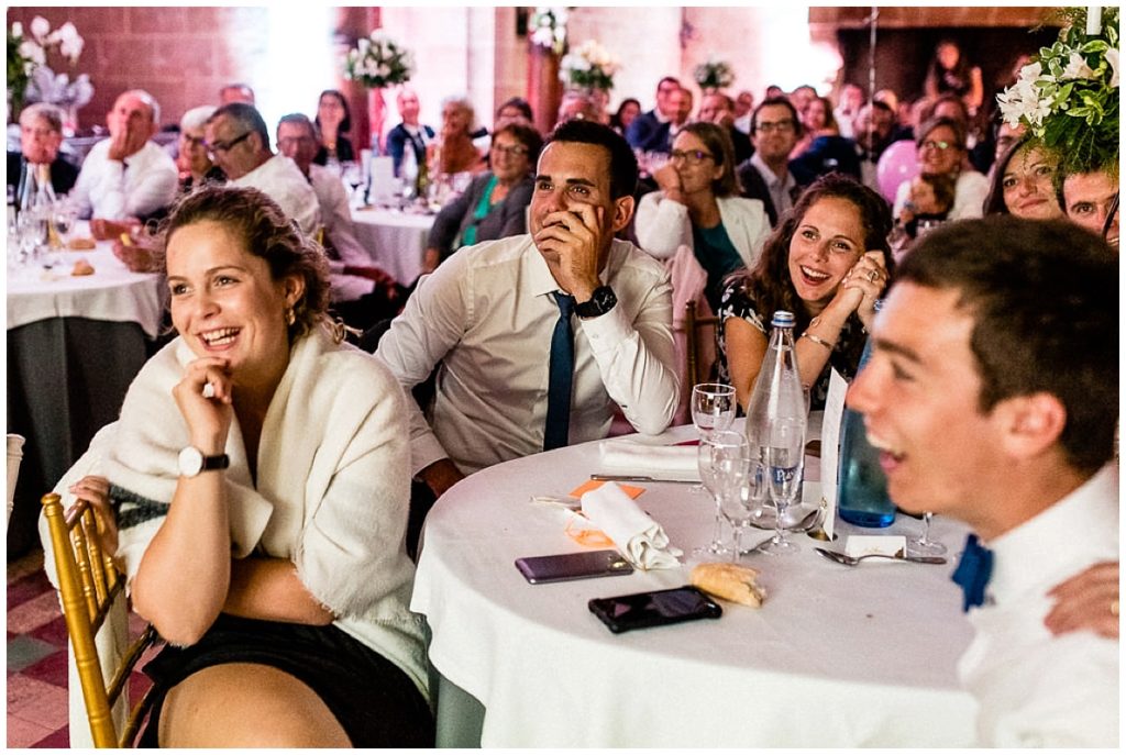 invités qui rigolent à une soirée de mariage